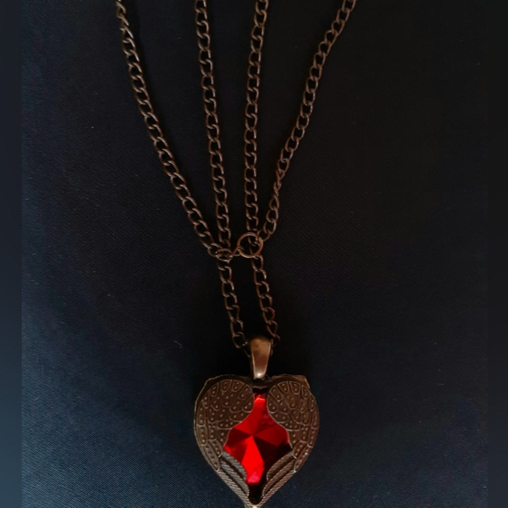 $2/20! Heart & angel wings pendant, ruby red gem and brass metal - Picture 7 of 13